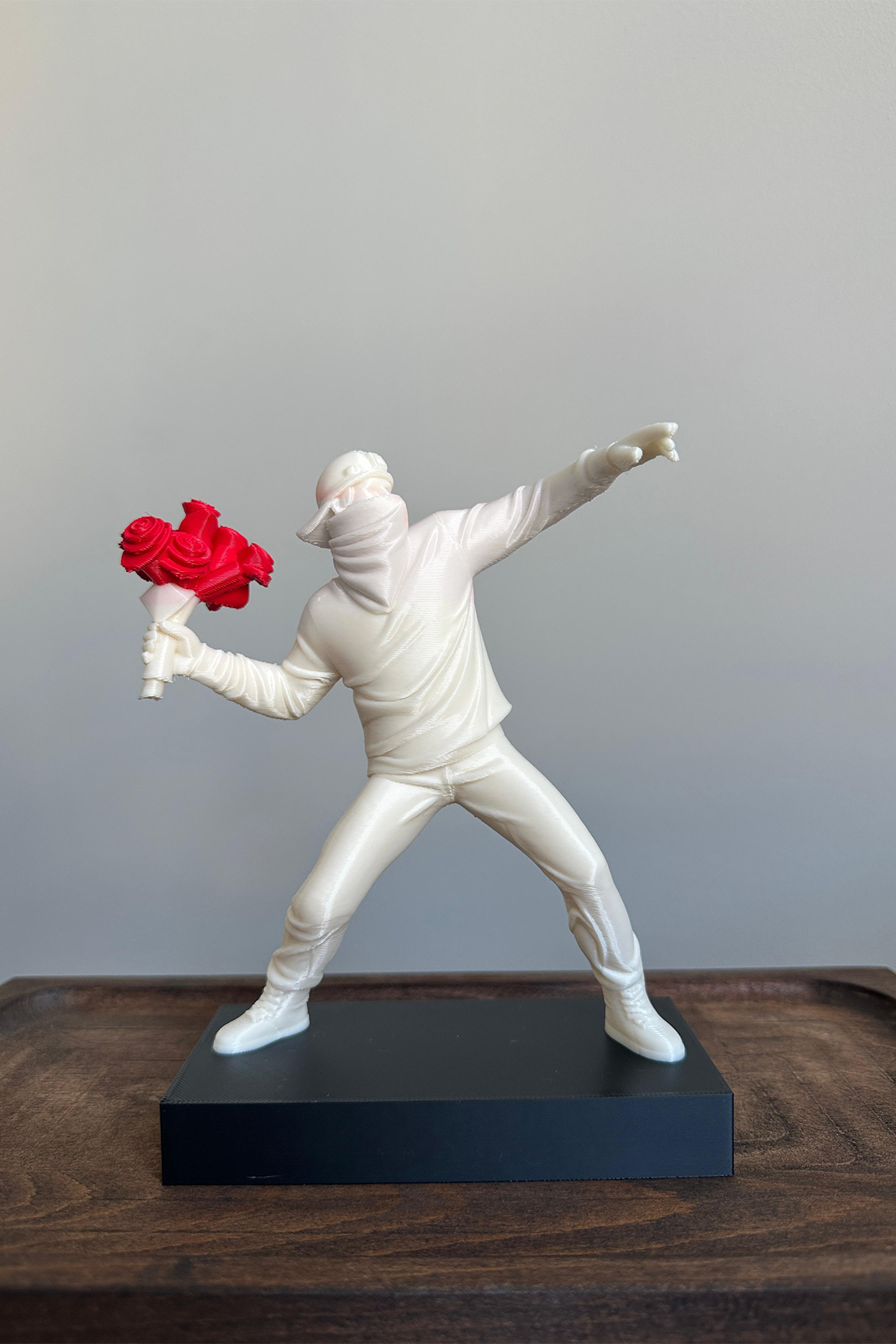 Banksy Çiçek Atan Adam Biblo