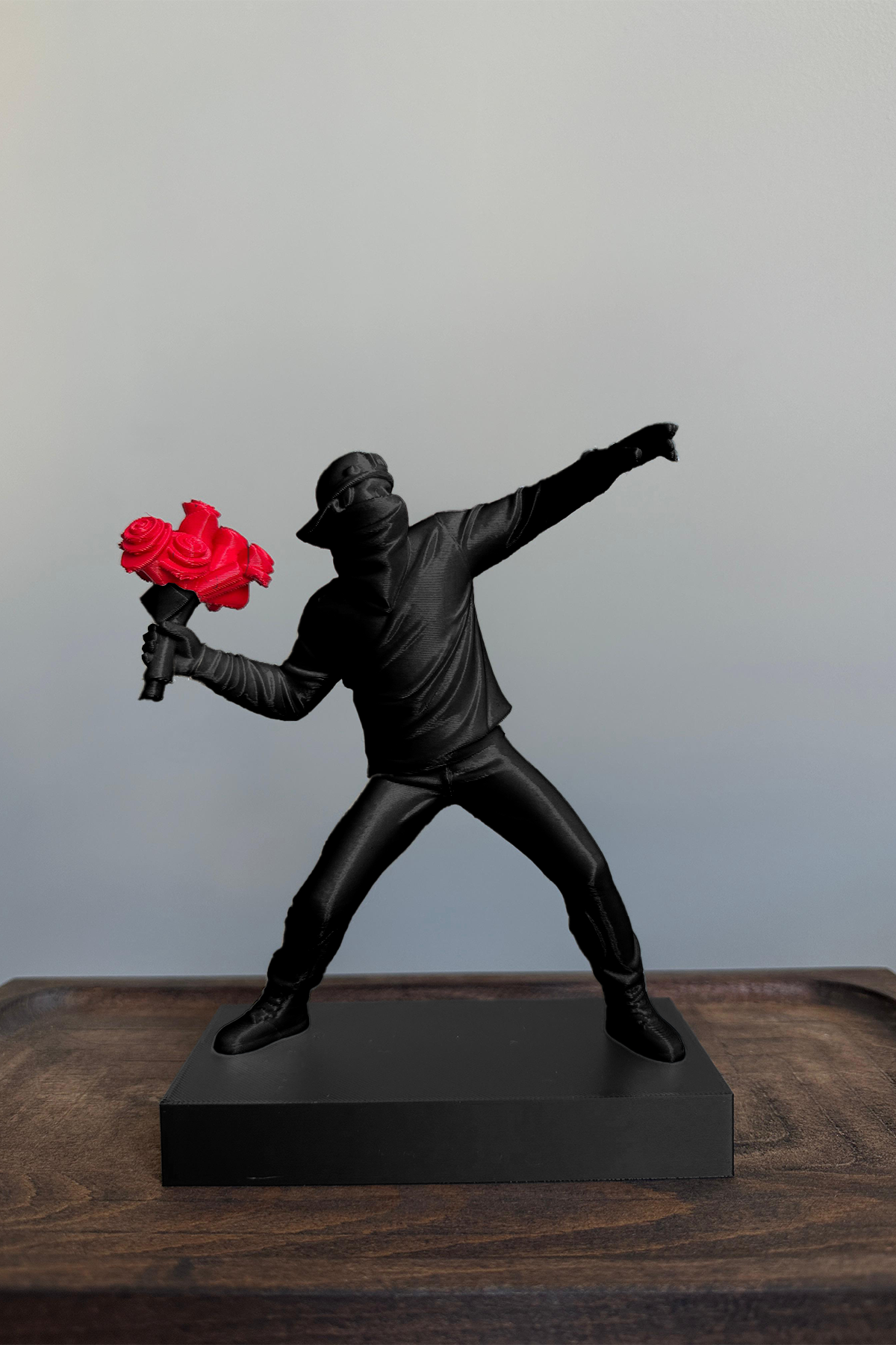 Banksy Çiçek Atan Adam Biblo