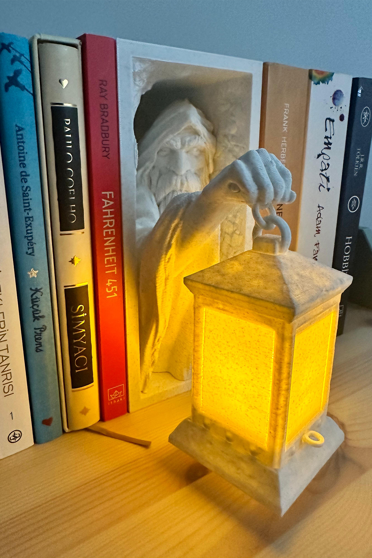 Gizemli Adam Kitap Tutucu